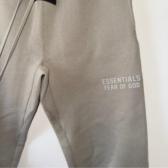Fear of God Essentials - Logo-Flocked Cotton-Blend Jersey
Sweatpants Jogger Tan - Picture 3 of 6